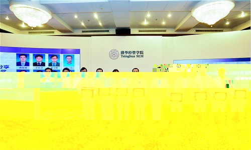 BETVLCTOR伟德官方网站繼續教育處鄧麗曼處長為學員頒發“晨間分享優秀獎”.jpg