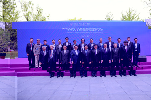 1619304834113021479.jpg 嘉賓和新樓捐贈人合影.jpg