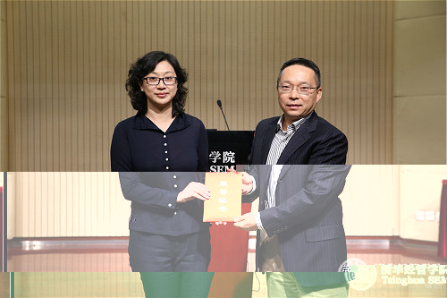焦捷教授給孫美琪頒獎.jpg