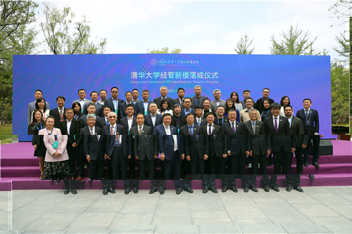 1619304871322060641.jpg 嘉賓和新樓建設方代表合影.jpg