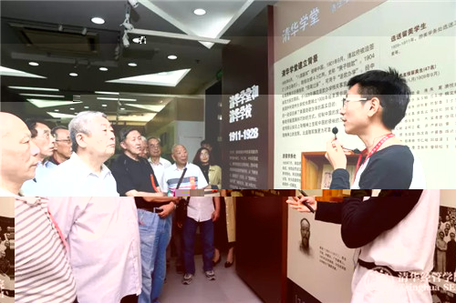 校友們參觀校史館.jpg