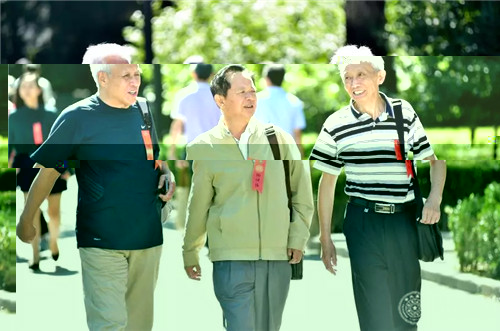 老校友們清華園中憶往昔歲月.jpg
