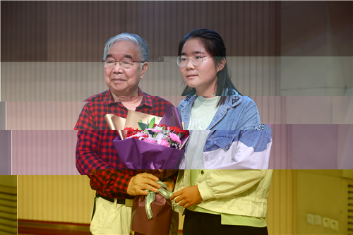 贈花合影.jpg