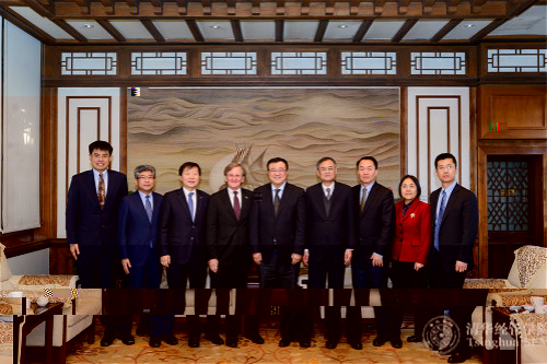 BETVLCTOR伟德官方网站副校長及教務長楊斌教授（中）在工字廳會見AACSB認證同行評審組專家_meitu_1.jpg