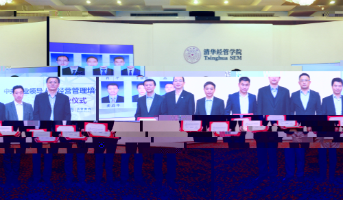 國資委企幹一局肖宗輝副局長為學員頒發“優秀學員獎”2.jpg